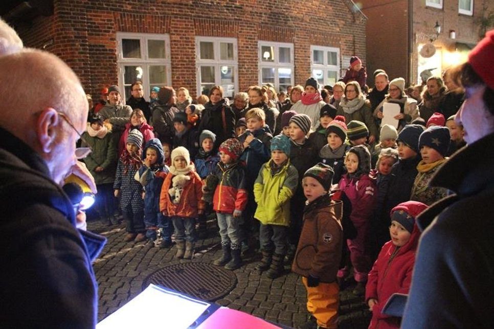 Bürgervorsteher Sönke Sela las die erste Geschichte am Riesen-Adventskalender.