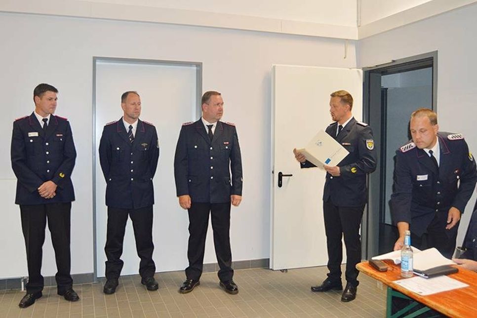 30 Jahre sind Marc Papendorf (v.l.), Daniel Egler und Falk Helbich Mitglieder der Freiwilligen Feuerwehr und wurden dafür durch Ratekaus Gemeidewehrführer Christian Ziemann geehrt.