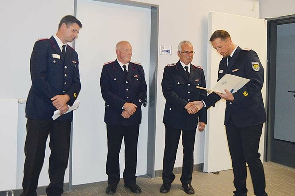 Das Brandschutz-Ehrenzeichen in Gold am Bande nahmen  Rüdiger Thaden (2.v.l.) und Matthias Tiedtke für für ihre 40-jährige aktive Dienstzeit in der Freiwilligen Feuerwehr entgegen.