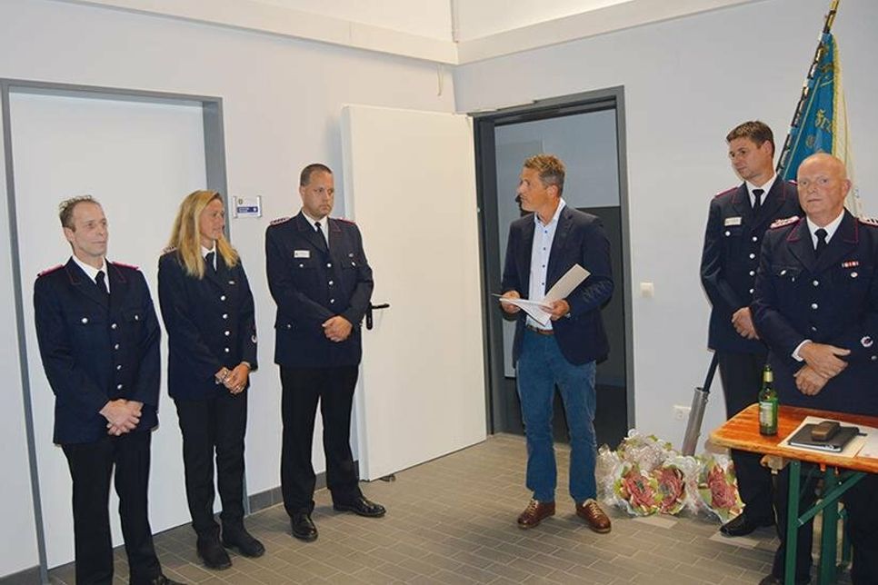 Für jeweils 25 Jahre aktive Dienstzeit zeichnete Ratekaus Bürgermeister Thomas Keller Dennis Gredig (v.l.), Sandra Helbich und Torsten Kempf  mit dem Brandschutz-Ehrenzeichen in Silber am Bande aus.