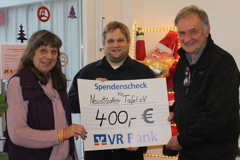 Als eine Art Nikolaus überbrachte Marc Dobkowitz, Vorsitzender des Förderverein Dorfmuseum Schönwalde (Mitte) der Neustädter Tafel einen Scheck über 400 Euro, den Verena Treppe und Olf Leder vom Vorstand der Tafel mit Freude entgegennahmen.