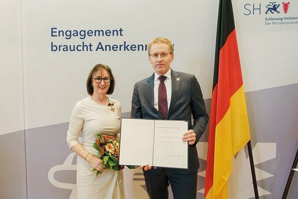 Dr. Roswitha Borchert-Bremer aus Bad Schwartau wurde für ihr vielfältiges Engagement durch Ministerpräsident Daniel Günther ausgezeichnet.