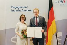 Dr. Roswitha Borchert-Bremer aus Bad Schwartau wurde für ihr vielfältiges Engagement durch Ministerpräsident Daniel Günther ausgezeichnet.
