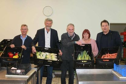 Ideengeber Jens Latendorf, Charity-Direktor Dr. Michael Weber, Olf Leder mit Gabriela Nellies von der Tafel und Kiwanis-Präsident Uwe Paap (v. lks.).