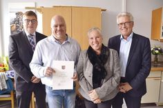 Schulrat Manfred Meyer (von links) mit dem neuen Schulleiter Stephan Wiese (mit seiner Ernennungsurkunde), der bisherigen Schulleiterin Silvia Richter und Bürgermeister Volker Owerien nach der kleinen Feierstunde im Lehrerzimmer der Ostsee-Grundschule. (Foto: René Kleinschmidt)