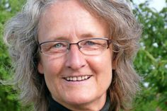 In ihren Kursen bietet Dorothea Jöllenbeck ihren Teilnehmern spezielle Übungen an, um den eigenen Körper intensiv wahrzunehmen, ihn von blockierenden Faktoren zu befreien und sich selbst von innen zu reinigen.