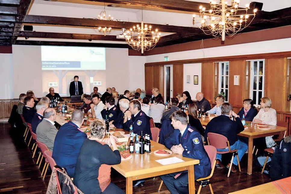 Traditionell kurz vor Weihnachten, hatte die Gemeinde Ratekau im Bürgersaal des Rathauses zu ihrem beliebten Schinkenbrotessen eingeladen.  (Foto: Stefan Setje-Eilers)