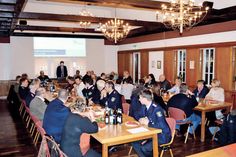 Traditionell kurz vor Weihnachten, hatte die Gemeinde Ratekau im Bürgersaal des Rathauses zu ihrem beliebten Schinkenbrotessen eingeladen.  (Foto: Stefan Setje-Eilers)