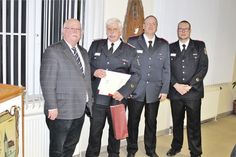 Der ehemalige Ortswehrführer Ulrich Piper (2.v.l.) wurde vom stellvertretenden Bürgermeister der Gemeinde Ratekau Heinz-Klaus Drews (l.), Ortswehrführer Marco Krebs und Gemeindewehrführer Dennis Puls (r.) zum Ehrenwehrführer der Freiwilligen Feuerwehr Pansdorf ernannt. (Foto: Feuerwehr)