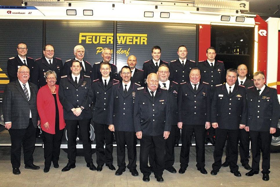Im Rahmen der Jahreshauptversammlung der Freiwilligen Feuerwehr Pansdorf wurde Herbert Schuld (im Vordergrund) für 70 Jahre Zugehörigkeit zur Feuerwehr  und Günter Jankowsky (rechts dahinter) für 50 Jahre treu geleisteten Dienst ausgezeichnet.  (Foto: Feuerwehr)