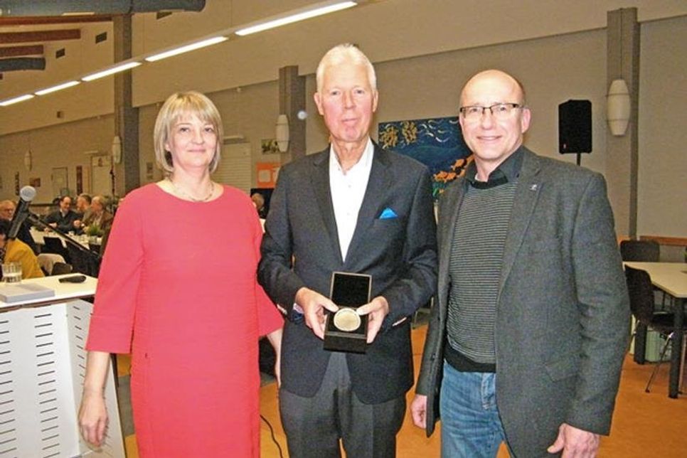 Die 1. Vorsitzende Dr. Stephanie Barth und der neue stellvertretende Vorsitzende Martin Voigt dankten Torsten Ewers (Mitte) für sein Engagement. (Foto: bg)