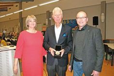 Die 1. Vorsitzende Dr. Stephanie Barth und der neue stellvertretende Vorsitzende Martin Voigt dankten Torsten Ewers (Mitte) für sein Engagement. (Foto: bg)