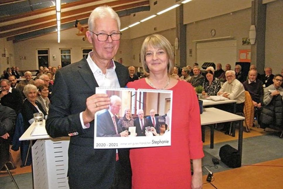 Neues Jahr, neues Amt: Torsten Ewers überreichte seiner Nachfolgerin Dr. Stephanie Barth einen Jahreskalender. (Foto: bg)