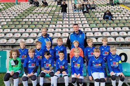 Die E2-Jugend des TSV Lensahn vor der Lohmühlen-Haupttribüne.