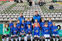 Die E2-Jugend des TSV Lensahn vor der Lohmühlen-Haupttribüne.