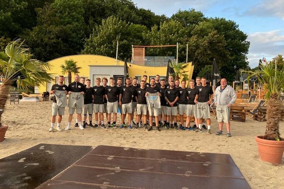 Die 1. Herren des TSV Neustadt bedankt sich bei den Betreibern von der Strandkiste aus Neustadt für das Sponsoring von kurzen Jogginghosen.