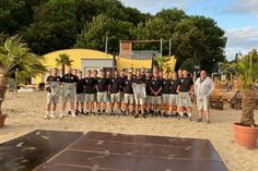 Die 1. Herren des TSV Neustadt bedankt sich bei den Betreibern von der Strandkiste aus Neustadt für das Sponsoring von kurzen Jogginghosen.