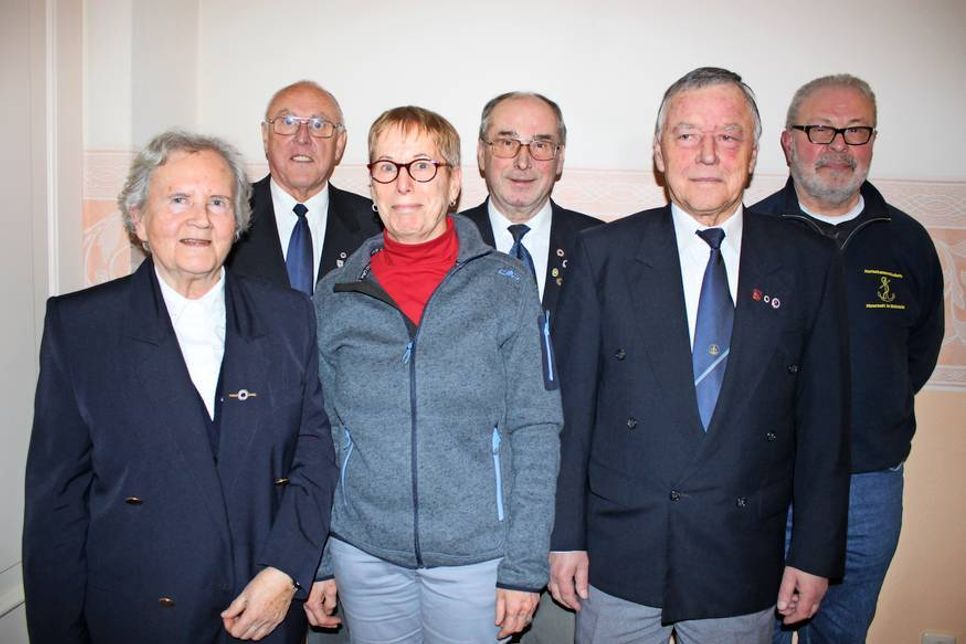 Die Führung der Marinekameradschaft Neustadt mit 2. Schriftführerin Astrid Schäfer, 2. Kassenwart Ernst-August Schade, 1. Schriftführerin Gabriele Will, 1. Vorsitzender Michael Weber, Kassenwart Volker Haensel und Jugendleiter der Modellbaugruppe Werner Klein (v. lks.).