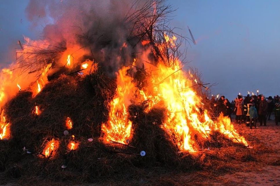 Da wird einem warm ums Herz. Ein knisterndes Feuer in der Abenddämmerung soll dem Winter den Garaus machen.