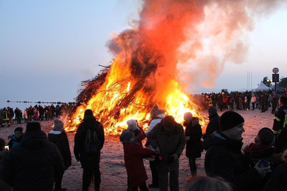 Da wird einem warm ums Herz. Ein knisterndes Feuer in der Abenddämmerung soll dem Winter den Garaus machen.