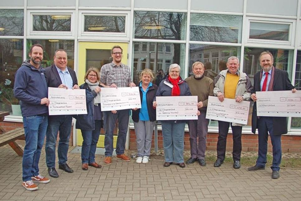 Neue Spenden für den Mittagstischfonds in der Mensa der Gemeinschaftsschule Schönberg. Nico Redlin, Lutz Schlünsen, Christine Nebendahl, Matthias Sieck, Heike Dziuba, Lisa Mateoschat, Helmut Wichelmann, Harald Tibus, Peter A. Kokocinski (v.li).
