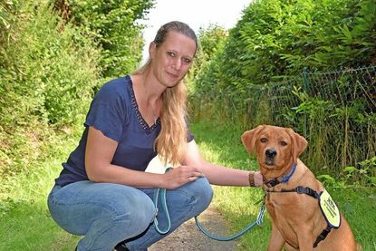 Mit Bounty hat Heike Schröttke einen vierbeinigen Partner an ihrer Seite, der als Assistenzhund künftig für ihre Sicherheit sorgen wird.