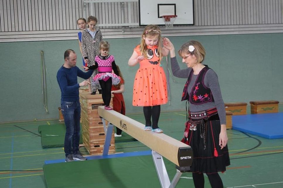 Balance halten auf dem Schwebebalken.