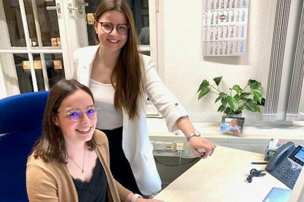 Die angehenden Finanzwirtinnen Liv Marie Koch (lks.) aus Grube sowie May-Britt Borchert aus Hansühn bei der praktischen Ausbildung im Finanzamt Ostholstein.