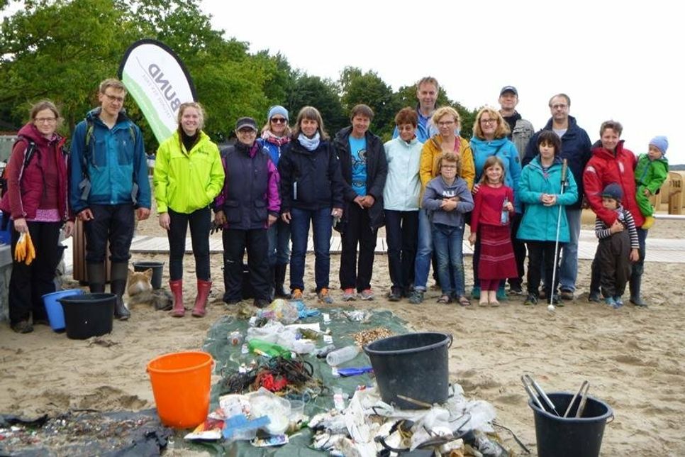 Mehrere Male lud der BUND Schleswig-Holstein in Neustadt zum Strandmüllsammeln auf - immer mit einer guten „Ausbeute“, wie hier 2018.