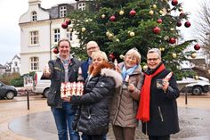 Vorfreude auf den „Musikalischen Winterzauber“ bei Frank Berger (von links), Christian Fitz, Gabriela Prehn und Rotraud Schwarz von der Aktivgruppe und Barbara Bergmann (2.v.re.) von Kinderherz e.V. (Foto: René Kleinschmidt)