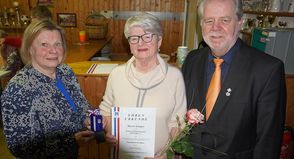 Große Ehre für Maren Schaper (Mitte). Jutta Voigt überreichte ihr die Ehrennadel in Silber vom Kreissportverband Ostholstein. Zu den Gratulanten zählte auch Bürgermeister Rainer Holtz.