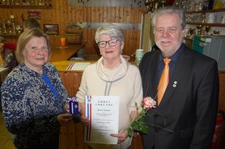 Große Ehre für Maren Schaper (Mitte). Jutta Voigt überreichte ihr die Ehrennadel in Silber vom Kreissportverband Ostholstein. Zu den Gratulanten zählte auch Bürgermeister Rainer Holtz.
