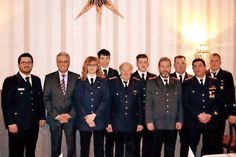 Jahreshauptversammlung der Freiwilligen Feuerwehr Haffkrug: Gemeindewehrführer Patrick Bönig (von links) und Bürgermeister Volker Owerien mit den Beförderten und Geehrten.