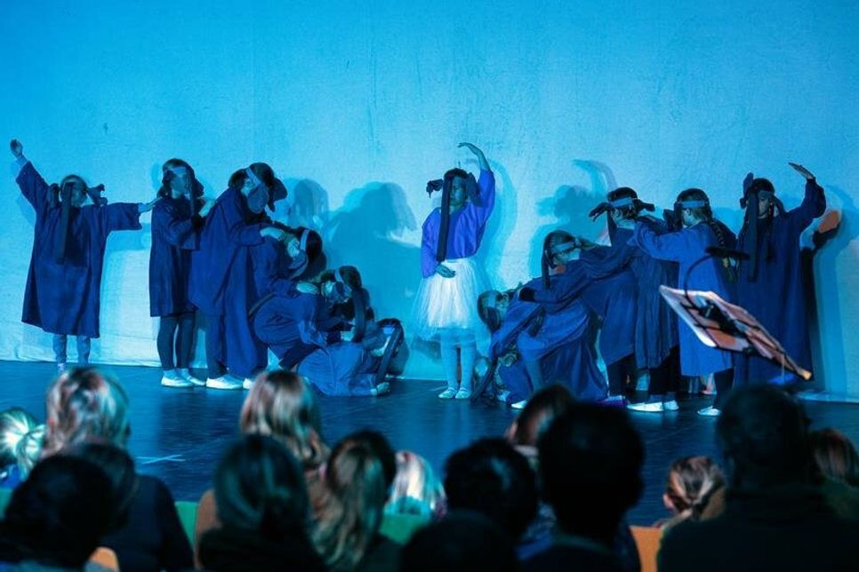 Die Schüler und Schülerinnen wurden zu den einzelnen Tieren, die musikalisch charakterisiert und eurythmisch in passenden Kostümen auf die Bühne gebracht wurden.