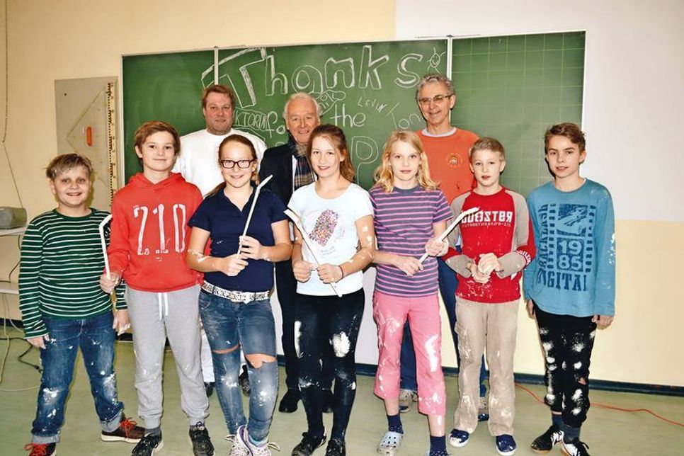 Schüler der Klasse 5b mit Malermeister Malte Jacobsen (hinten von links), Stiftungsvorsitzender Henning Hamkens und Schulleiter Michael Bartlos. (Foto: René Kleinschmidt)
