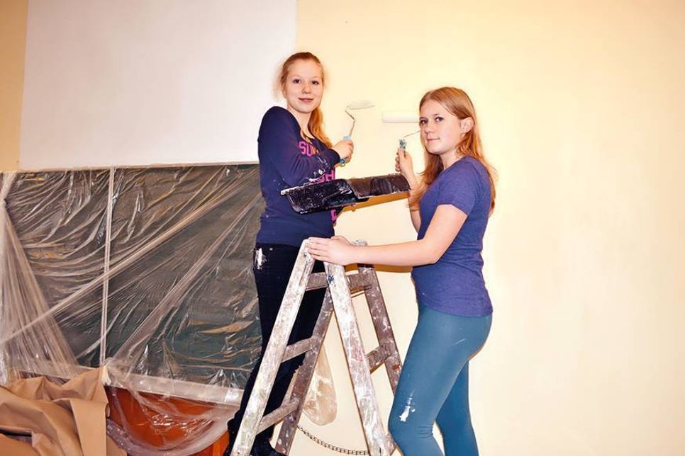 Carina Seidel (13, links) und Swantje Roggenkamp (14) aus der 9b hatten viel Spaß beim Renovieren ihres Klassenraumes. (Foto: René Kleinschmidt)