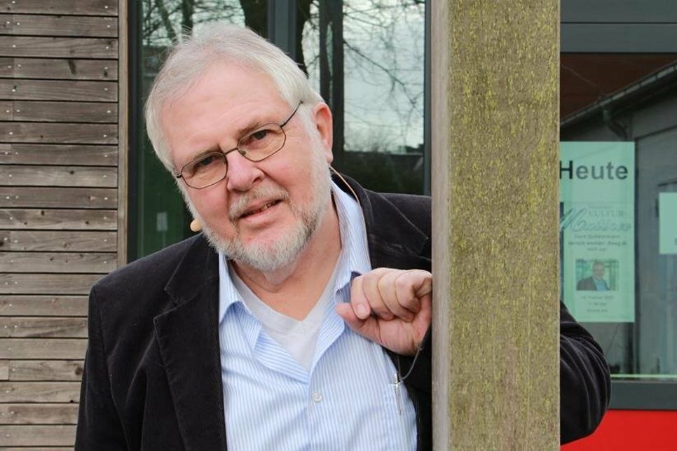 Bereits zum dritten Mal in Neustadt: Gerd Spiekermann kurz vor seinem Auftritt vor der Jacob-Lienau-Schule.