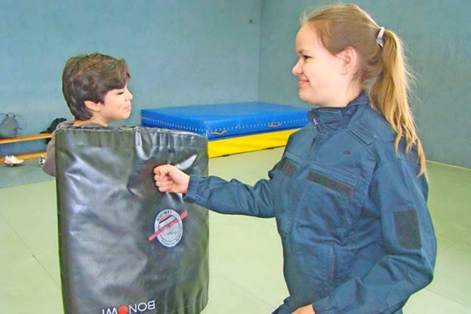Isabel (li.) und Silja versuchten sich in der richtigen Schlagtechnik.