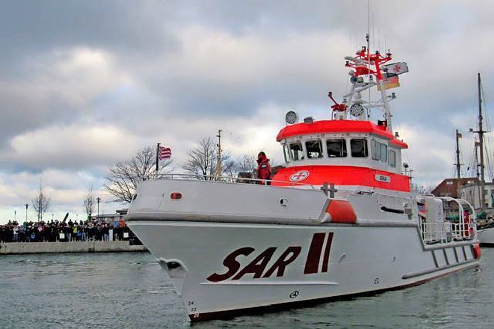 Die neue „Berlin“ ist da. Zahlreiche Besucher empfingen den Seenotrettungskreuzer am Laboer Hafen.