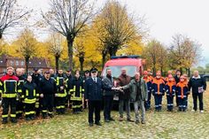 Feierliche Schlüsselübergabe des neuen Fahrzeuges auf Gut Sierhagen mit den Kameradinnen und Kameraden der Wehren und Gemeindewehrführer Marco Schreier, Matthias Namgalies (Prokon), Bürgermeister Hans-Peter Zink und Reiner Borchers vom Förderverein (vorn v. lks.).