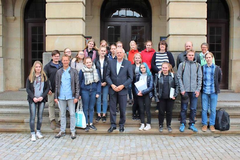 Schülerinnen und Schüler aus Mikkeli mit Landrat Reinhard Sager
