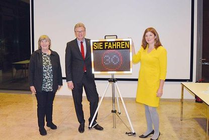 Stockelsdorfs Verwaltungschefin Julia Samtleben (r.) freut sich über die neue, hochwertige Geschwindigkeitsanzeigetafel, die Elisabeth Pier, Vizepräsidentin der Verkehrswacht Schleswig-Holstein, und Verkehrsminister Bernd Buchholz im Sitzungssaal des Rathauses übergaben.