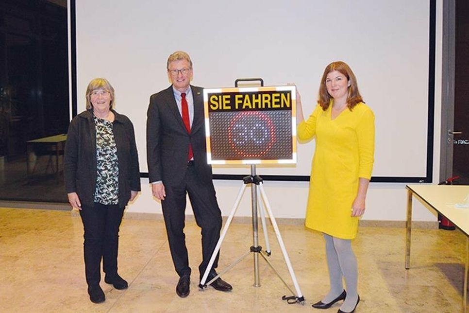 Stockelsdorfs Verwaltungschefin Julia Samtleben (r.) freut sich über die neue, hochwertige Geschwindigkeitsanzeigetafel, die Elisabeth Pier, Vizepräsidentin der Verkehrswacht Schleswig-Holstein, und Verkehrsminister Bernd Buchholz im Sitzungssaal des Rathauses übergaben.