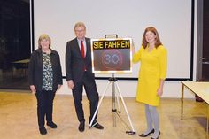Stockelsdorfs Verwaltungschefin Julia Samtleben (r.) freut sich über die neue, hochwertige Geschwindigkeitsanzeigetafel, die Elisabeth Pier, Vizepräsidentin der Verkehrswacht Schleswig-Holstein, und Verkehrsminister Bernd Buchholz im Sitzungssaal des Rathauses übergaben.