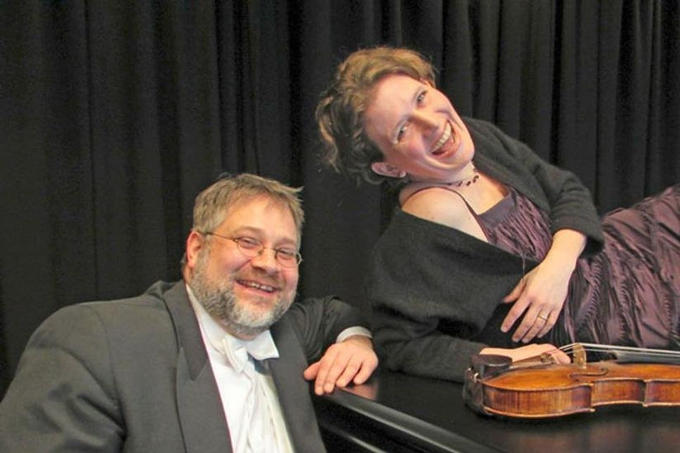 Juliana Soproni (Violine) und Thomas Goralczyk (Klavier) spielen im Jagdschlösschen am Ukleisee.