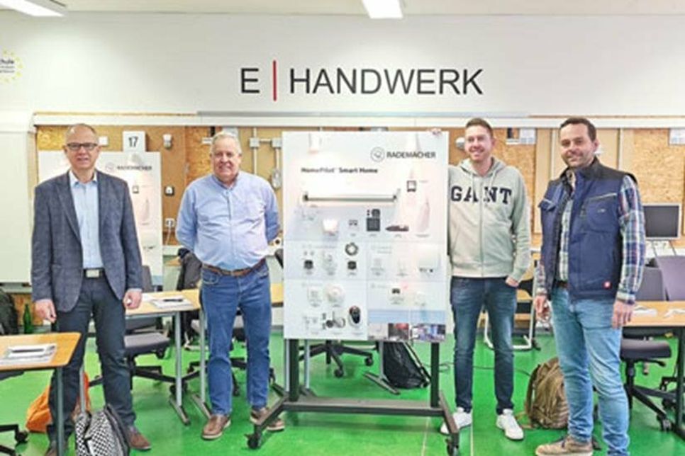 Christoph Salewski (Schulleiter, BS Eutin), Bernd Böttcher (Firma Rademacher), Nils Jansen (Firma  Rademacher) und Stefan Erbs (Firma Elektrotechnik Erbs &amp;amp; Brumm GmbH sowie Obermeister der  Elektro-Innung Ostholstein (von links nach rechts).