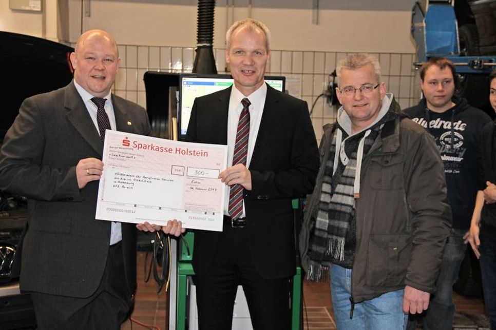 Björn Bigga hatte im Rahmen der Freisprechung der Junggesellen der Kfz-Innung Oldenburg eine Spendensammlung zugunsten des Fördervereins der Berufsschule angeregt. Hierbei kamen über 200 Euro zusammen, die seitens der Kfz-Innung auf den stolzen Betrag von 300 Euro aufgerundet wurden. Michael Gülck nahm den Scheck stellvertretend für den Förderverein entgegen und auch André Schömig freute sich über das Spendenergebnis, das der Ausbildung in der Kfz-Werkstatt der Schule zugutekommen soll.