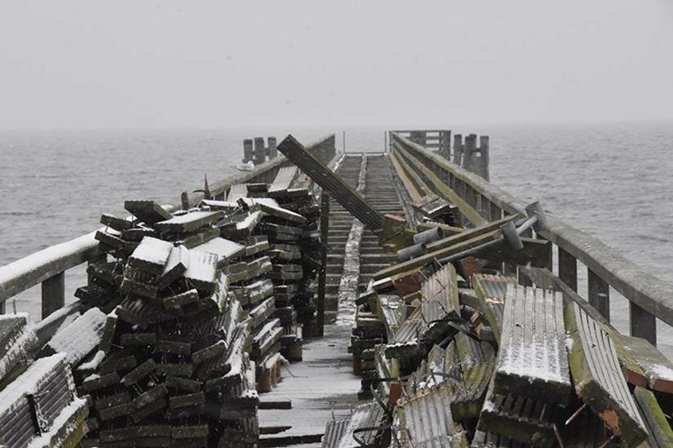 Bei der Haffkruger Seebrücke ist bereits etwas von den Abbrucharbeiten  zu sehen, der Brückenkopf wurde inzwischen demontiert und die ersten Holzplanken stapeln sich zum Abtransport.