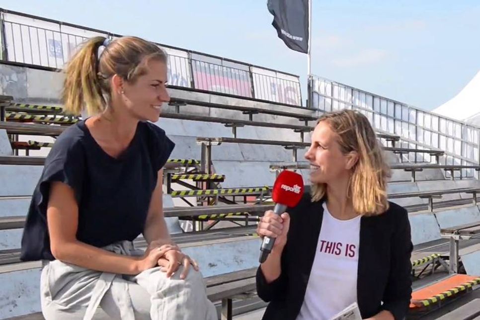 Janina Kononow (lks.) vom Tourismus Service Grömitz mit reporter-Redakteurin Kristina Kolbe im Interview.