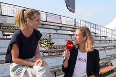 Janina Kononow (lks.) vom Tourismus Service Grömitz mit reporter-Redakteurin Kristina Kolbe im Interview.